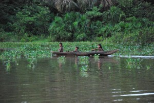 Indianerkinder im Kanu